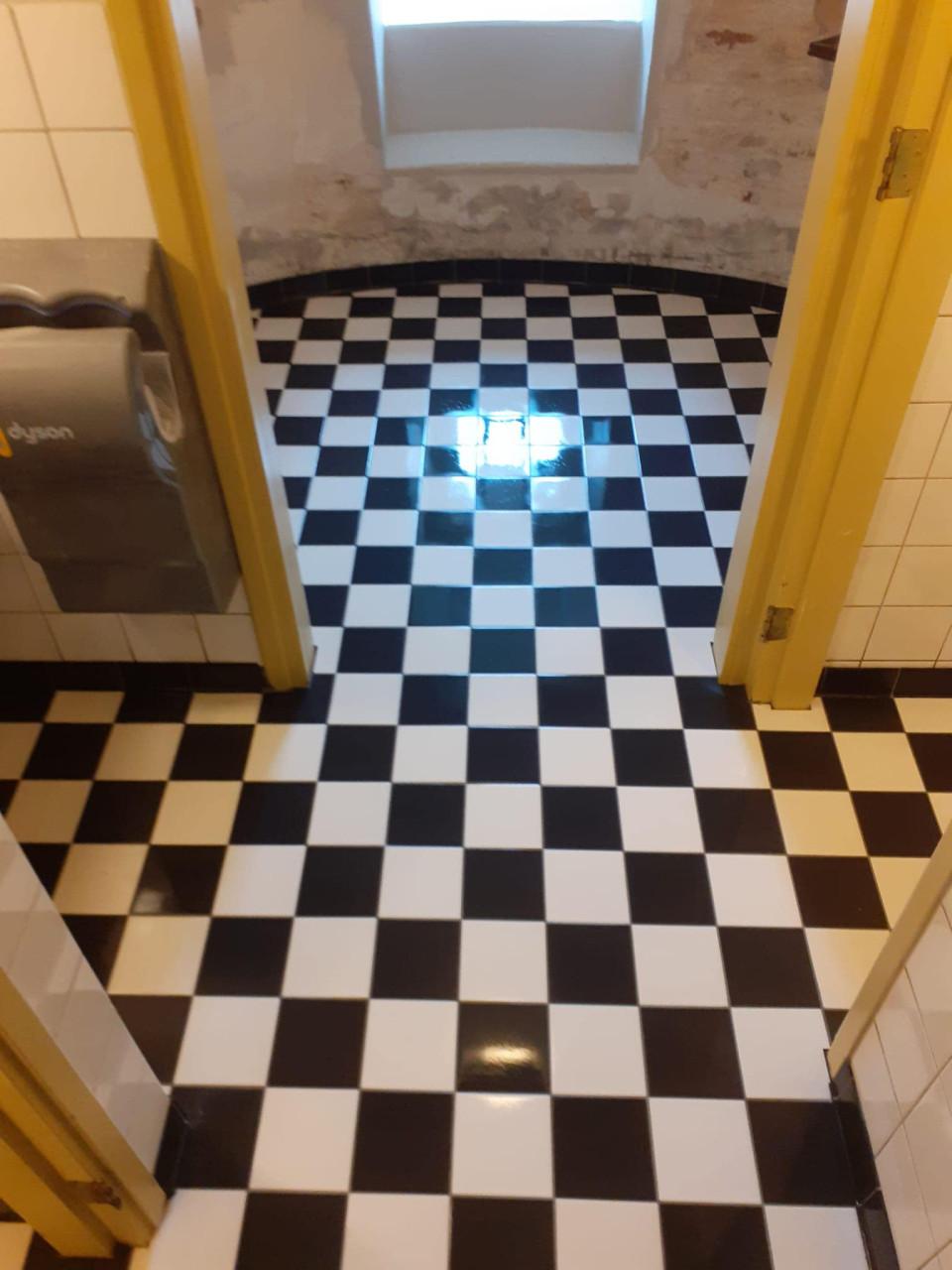 Tegelzetter nodig? Bel/app: 06 21937244 of Mail: jvbtegelzetter@gmail.com