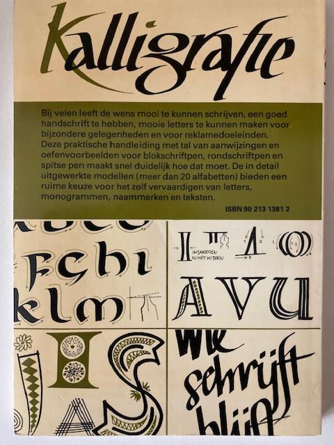 Twee Kalligrafie boekjes-werkmateriaal-rol rijstpapier en rol voorbeelden