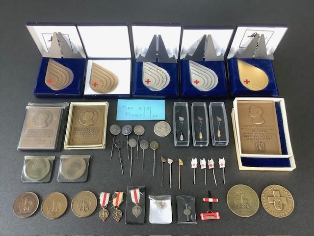 Collectie penningen etc. Het Nederlandsche Rode Kruis.