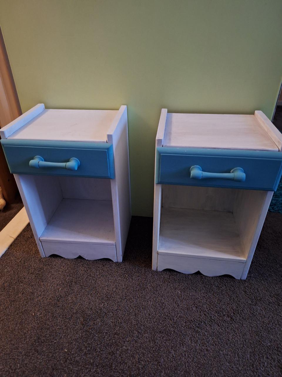 2 nachtkastjes