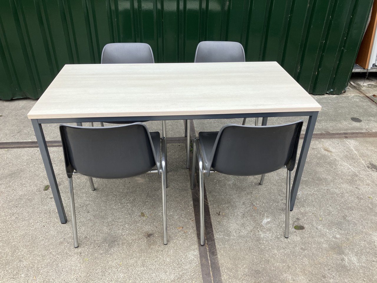 Kantine tafel + 4 stoelen gebruikt