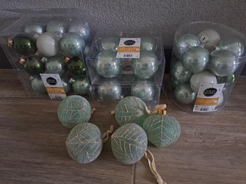 46  groene  glazen kerstballen