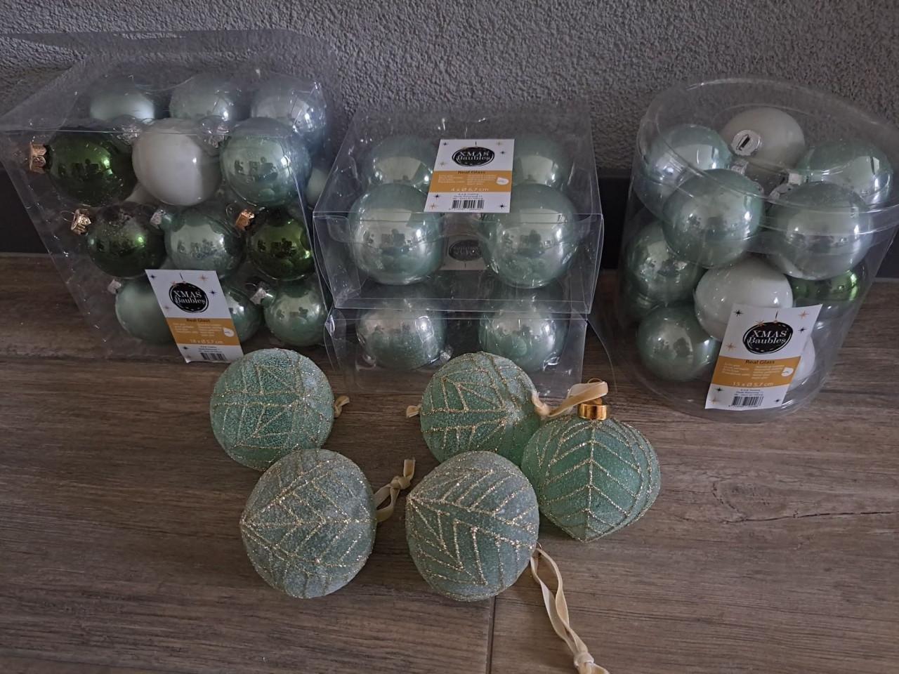 46  groene  glazen kerstballen