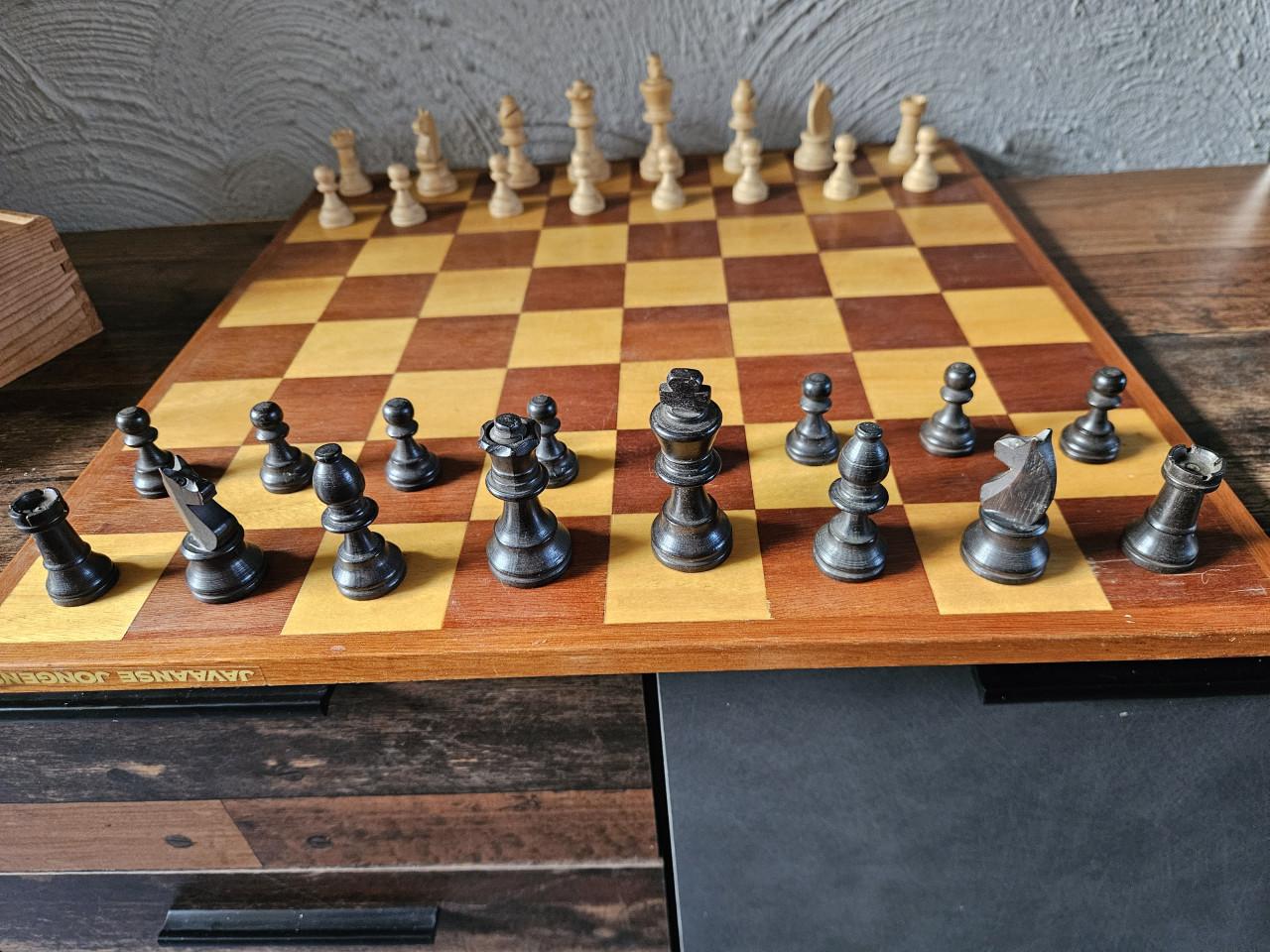 Vintage prachtig groot houten schaakspel met opbergdoos