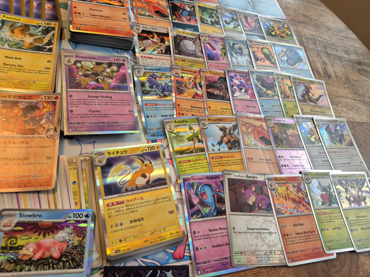 Mooie partij van 300 pokemon kaarten. Veel glimmende