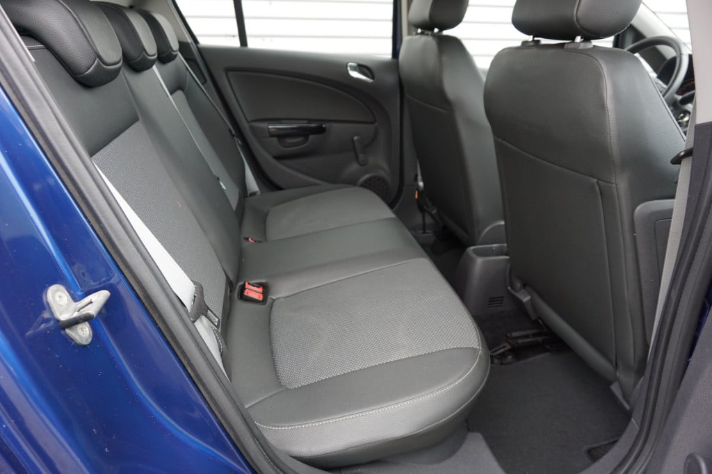Opel Corsa 1.2-16v cosmo airco / elektr. ramen / trekhaak / nap