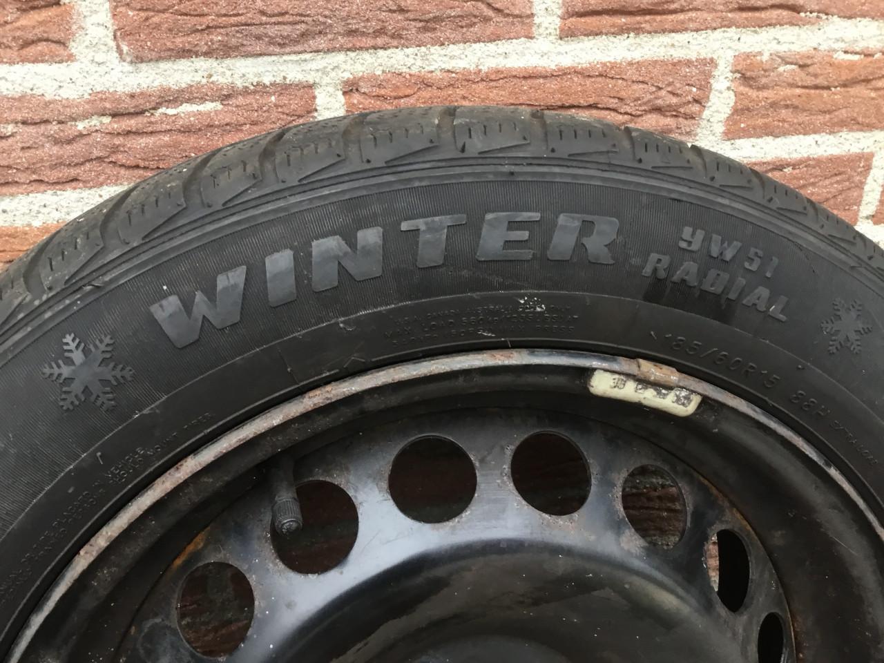 Te koop 4 winterbanden jinju 185/60R15