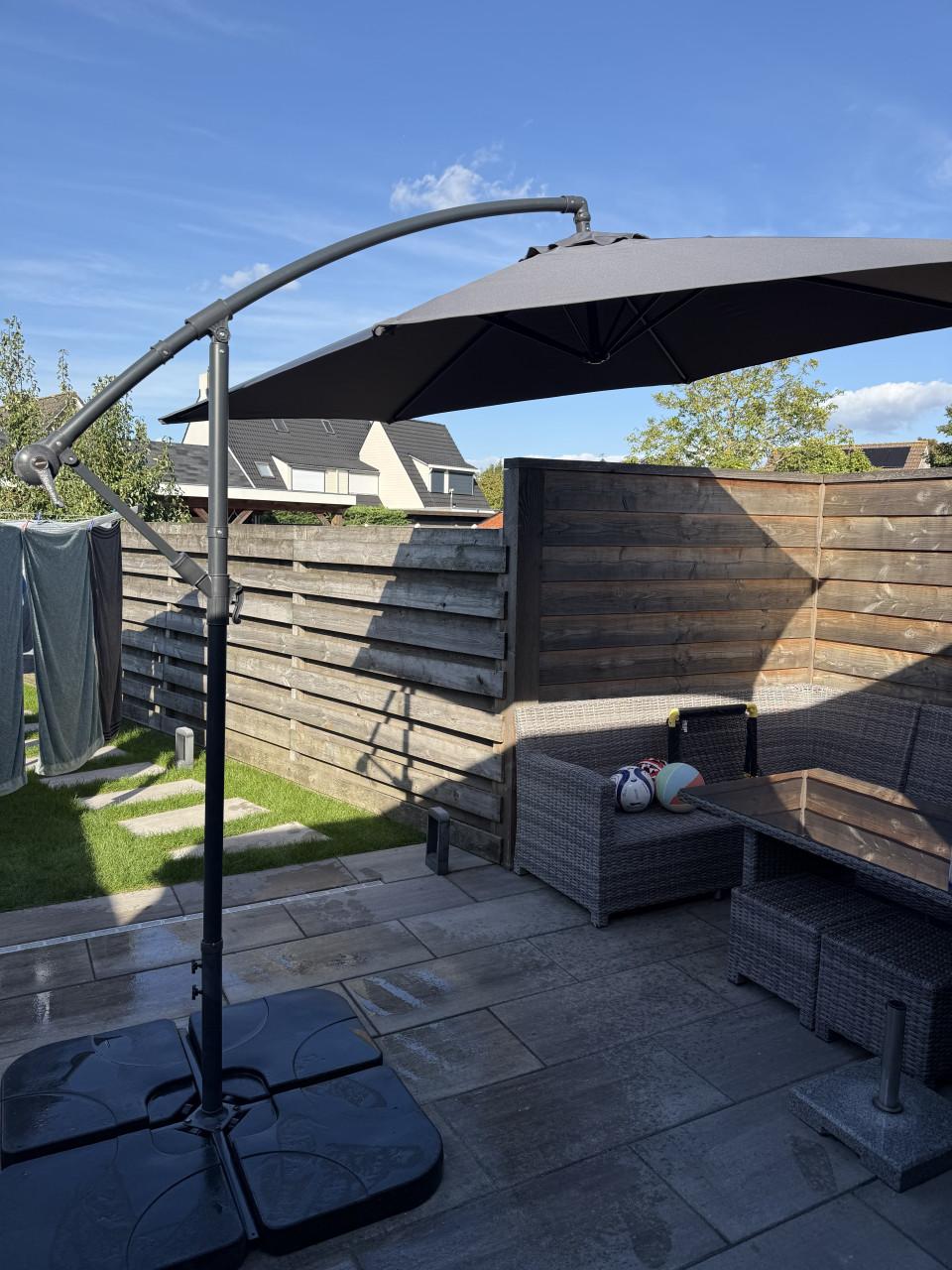 Parasol met voetpedaal