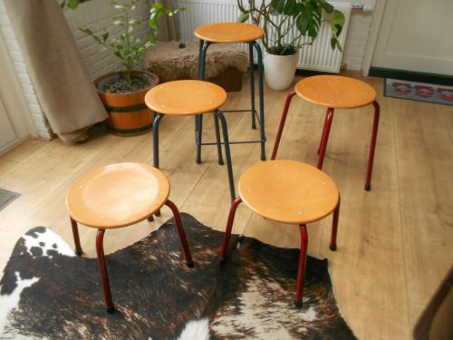 Vijf vintage presikhaaf school krukjes