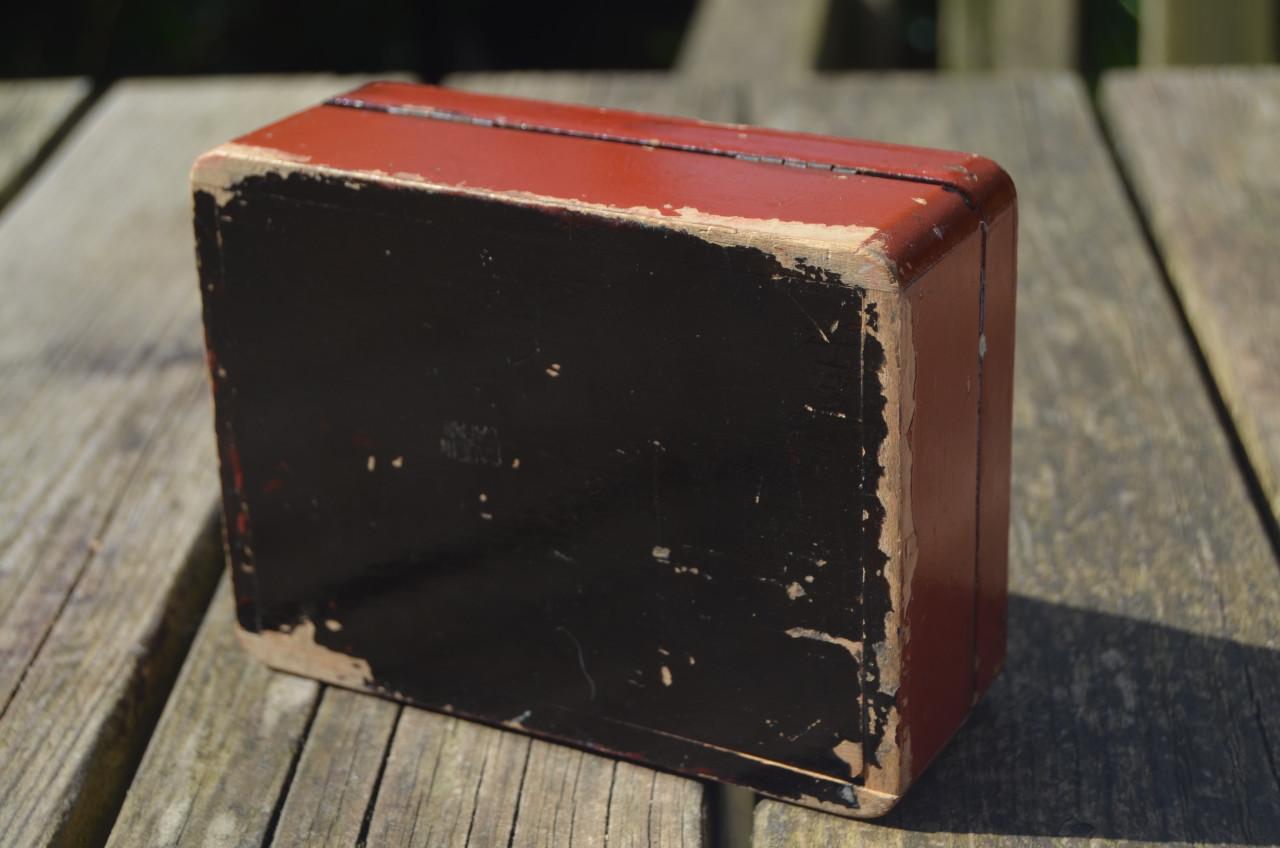 Klein rood laque doosje Japans (?)