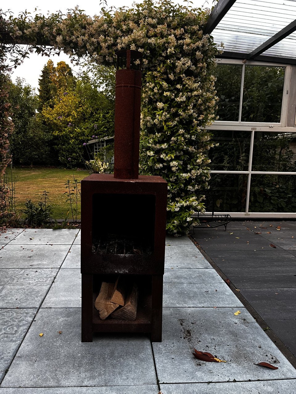 Tuinkachel, voor op terras. Was 150 euro.