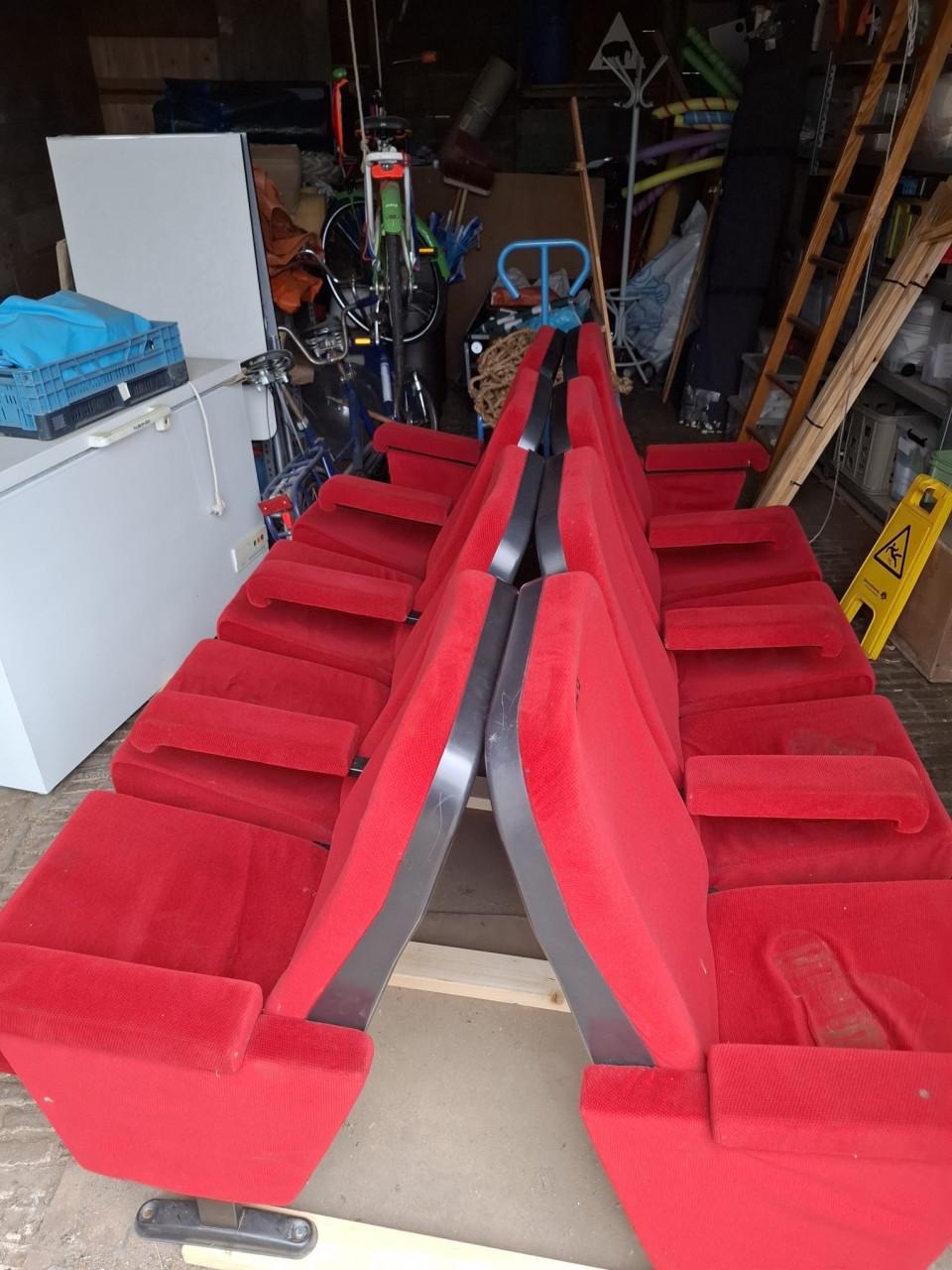 Bioscoop stoelen rood (2 rijen van 4 stoelen)
