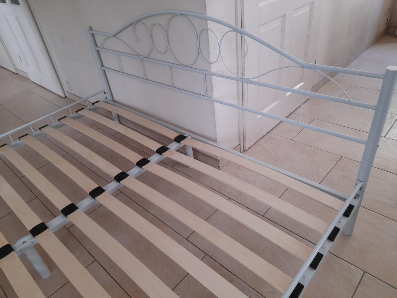 2 persoons bed 180 x 200 (in goede staat)