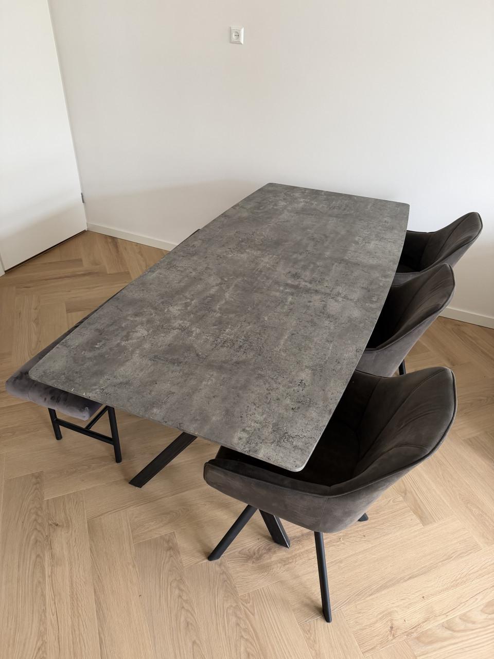 Industriële eettafel met 3 stoelen + bankje – betonlook & zwart staal