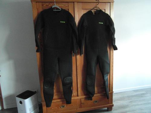 Tweemaal Surfwetsuit 100 heren neopreen 4/3 mm. Maten M en L