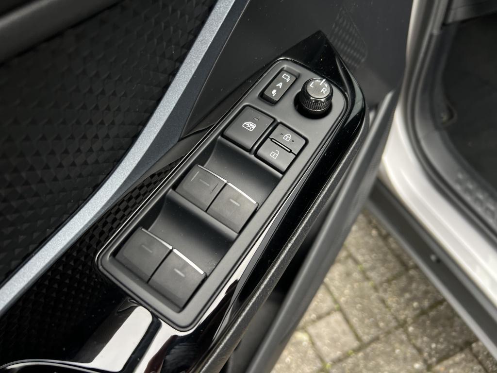 Toyota C-hr 2.0 hyb. first edit. | trekhaak | jbl audio |