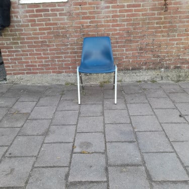 Te koop: 10 blauwe degelijke kunststof stapelstoelen