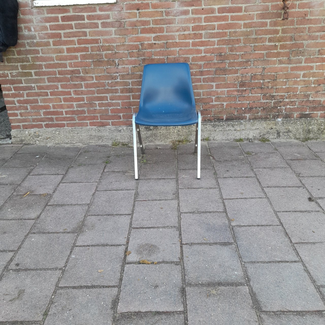Te koop: 10 blauwe degelijke kunststof stapelstoelen