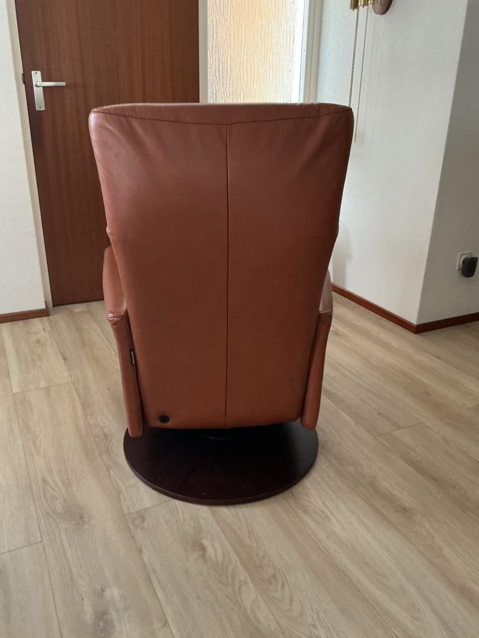 Prominent sta op stoel leder
