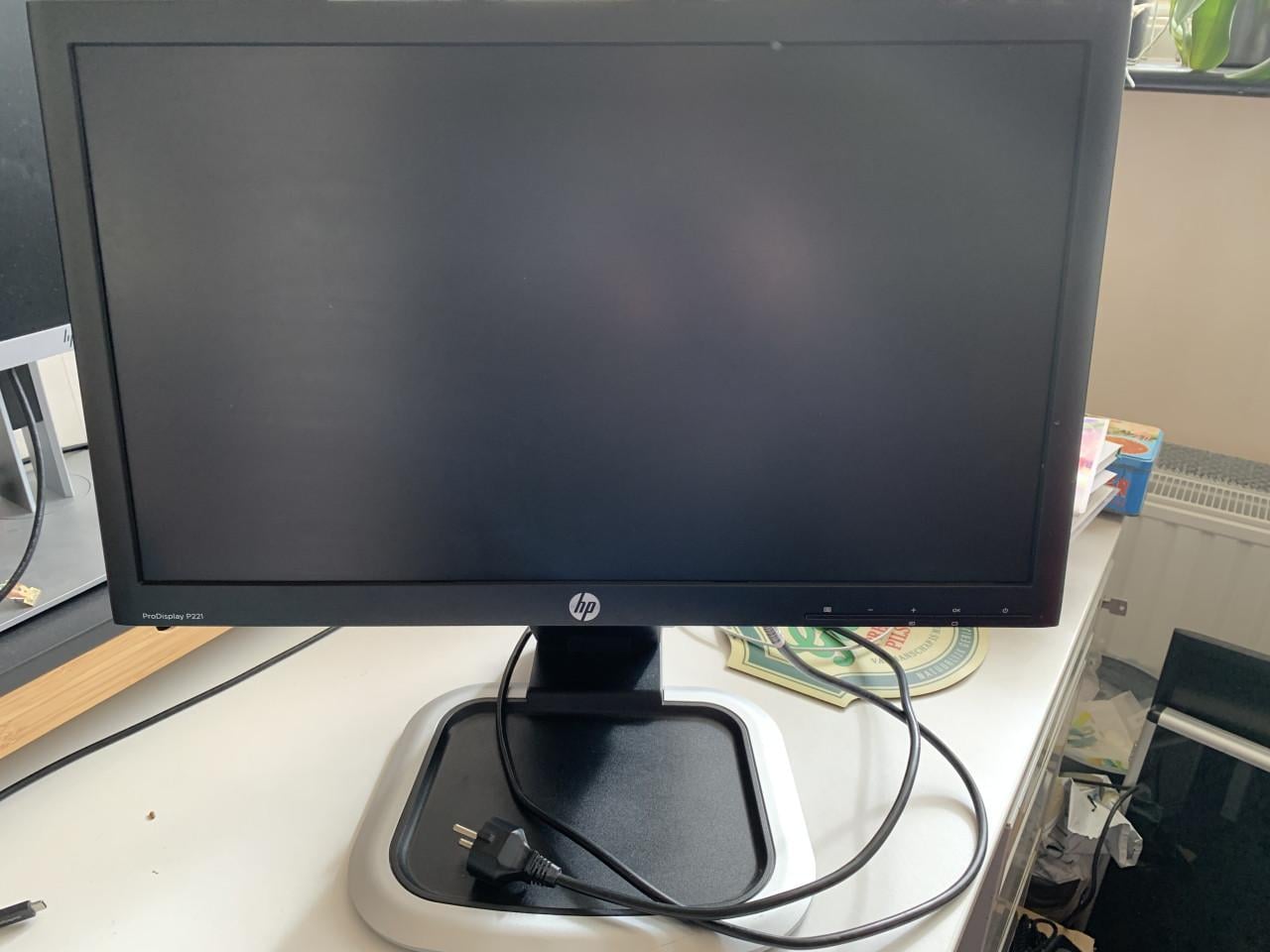 Werkend computerscherm met standaard