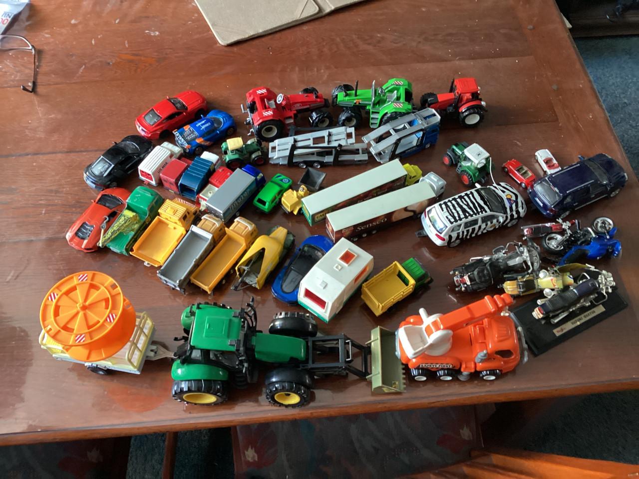 Partij van 40 stuks Speelgoed auto’s en tractors enz