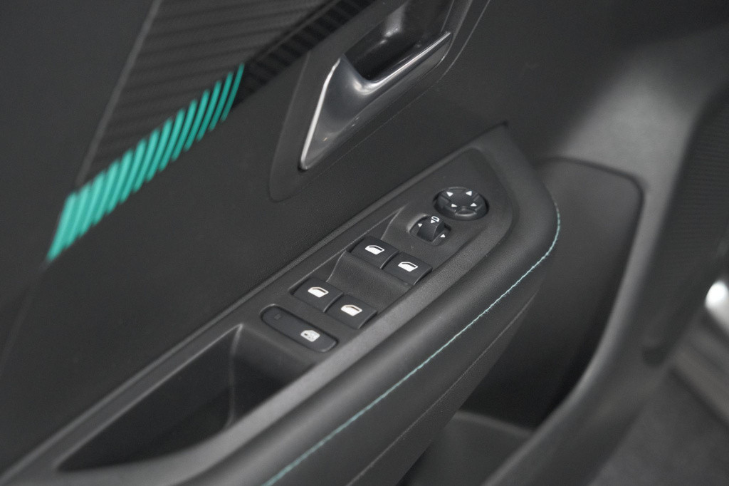 Peugeot 208 puretech 100 eat8 allure | camera | apple carplay | navigatie |