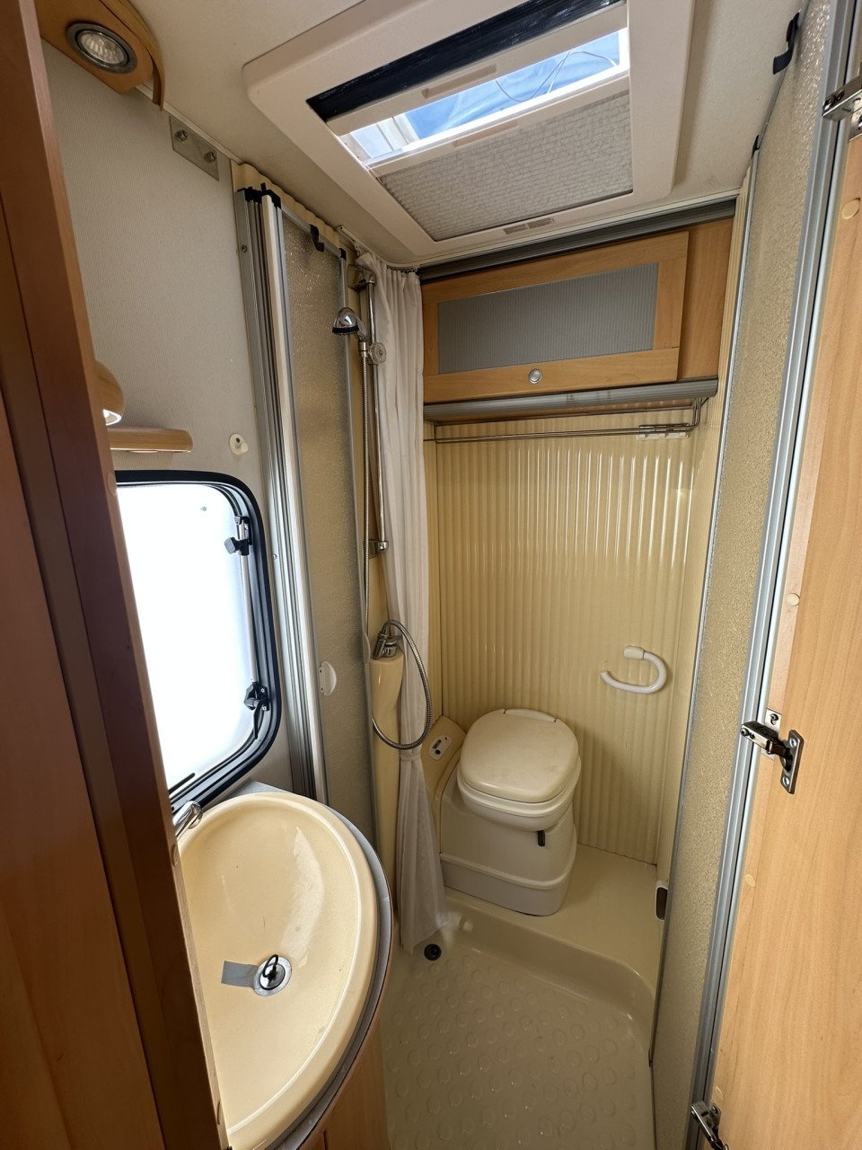 🚌✨ Zaterdag Camperdag! Dethleffs Advantage T5801 met frans bed