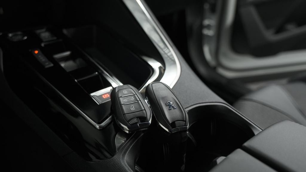Peugeot 5008 puretech 130 eat8 allure pack business | trekhaak | elektronis