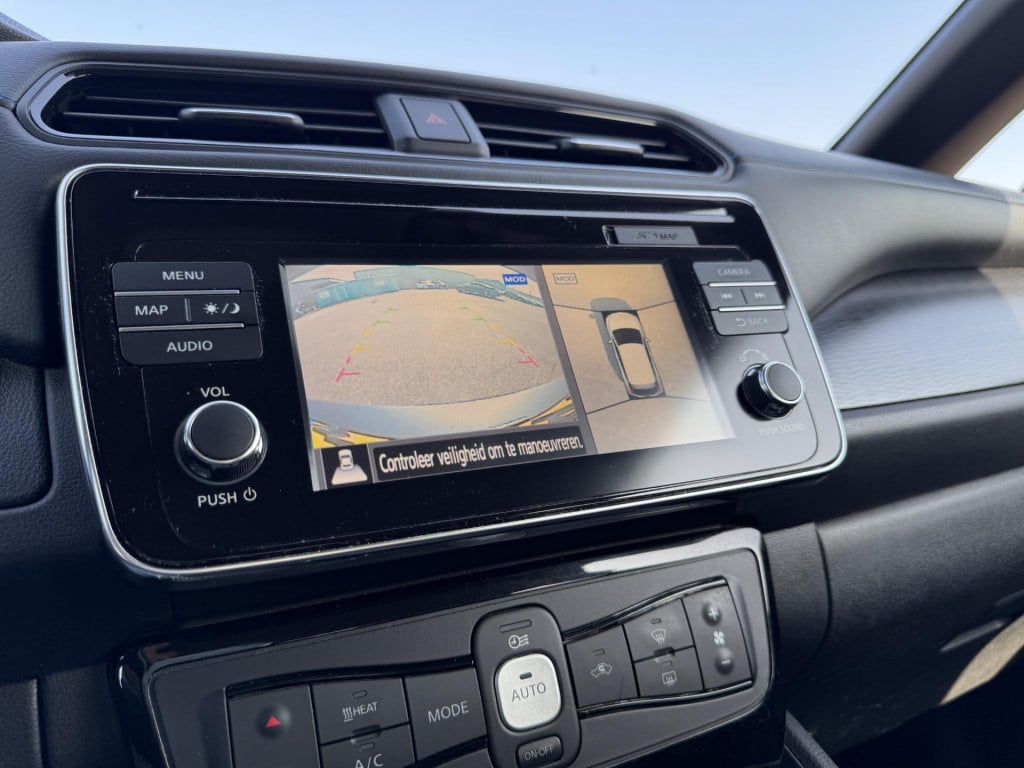 Nissan Leaf n-connecta 40 kwh | navigatie | 360° camera | stuur- + stoelver