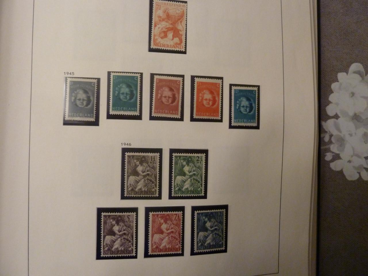 RUIM 700 POSTZEGELS IN LUXE DAVO ALBUM.