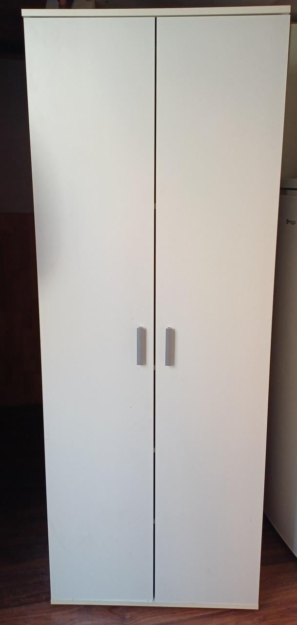 Twee deurs kledingkast