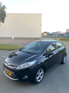 Ford Fiësta 1.25 60KW 5DR 2010 Zwart | NAP | NIEUWE APK!