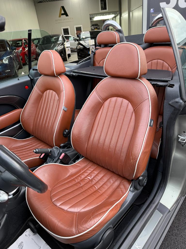 Mini Cooper Cabrio 1.6 - sidewalk