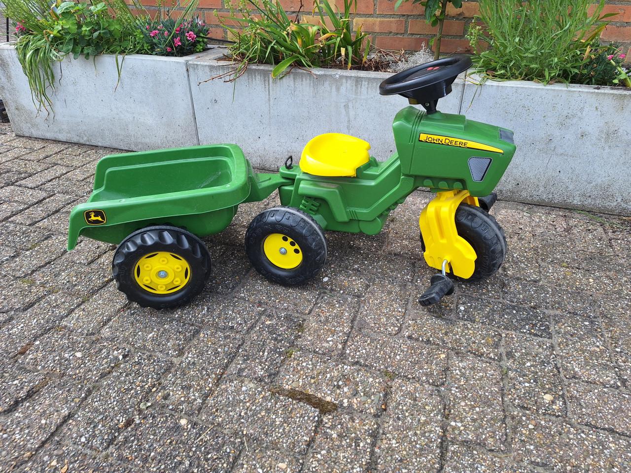 John Deere traptrekker met kar