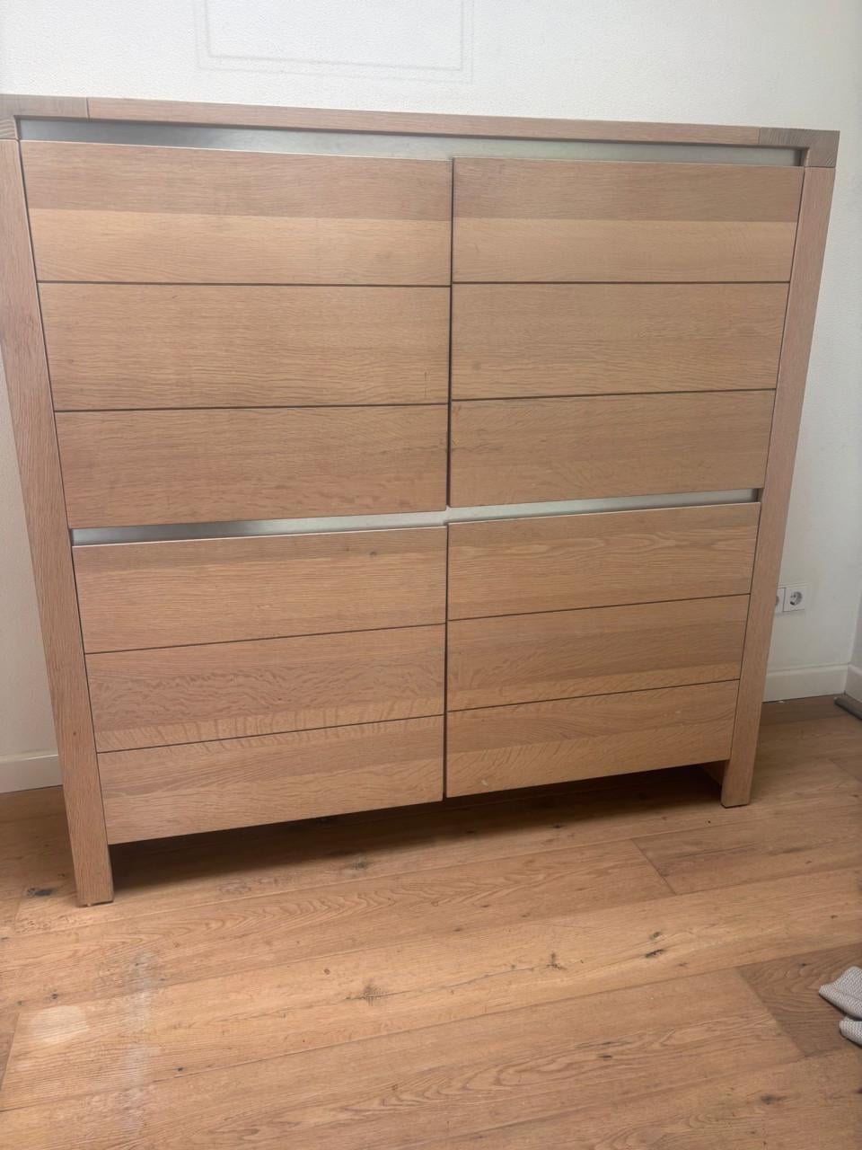 Massief eiken kastje in prima staat