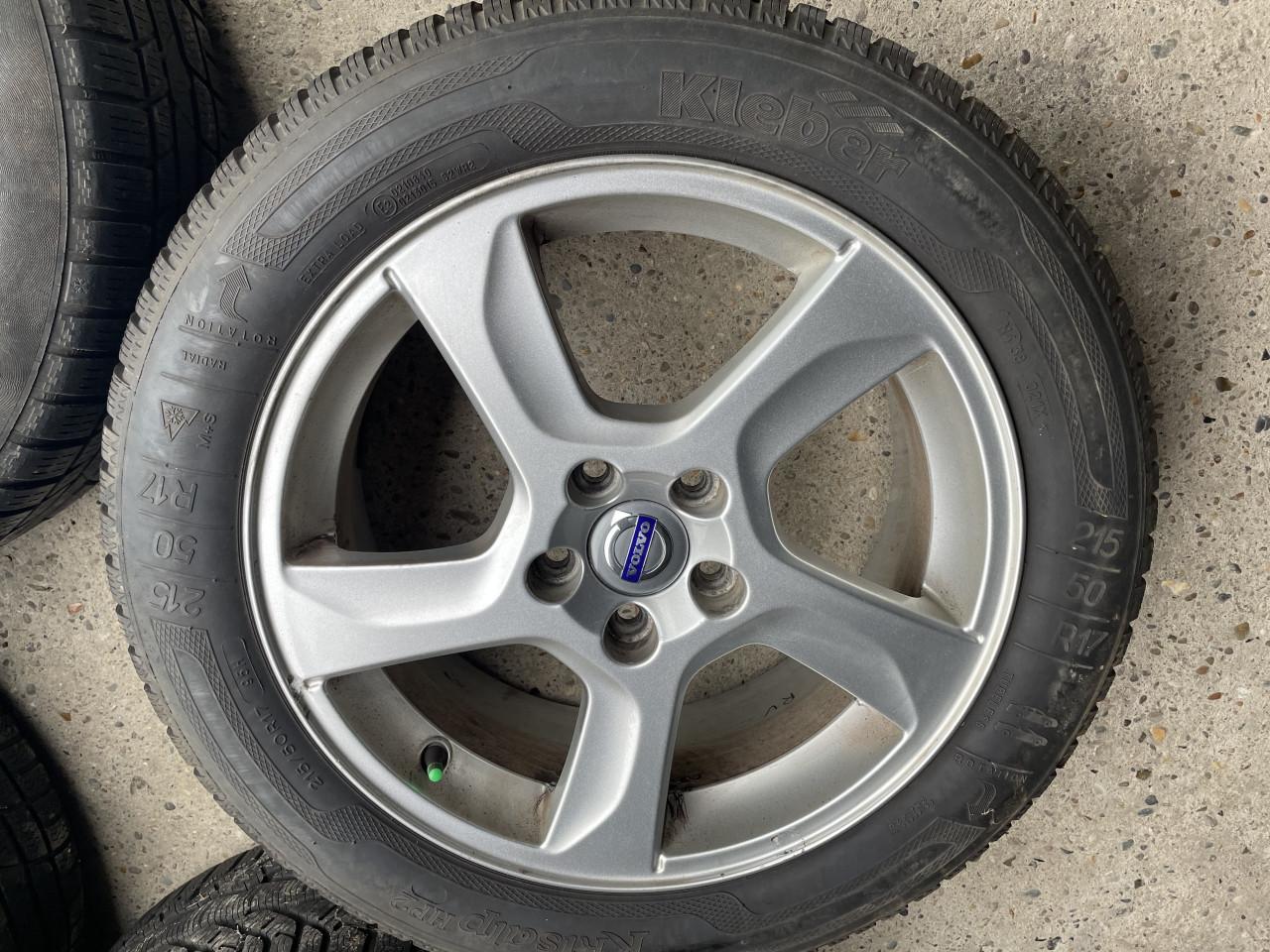 Set originele Volvo velgen met winterbanden.