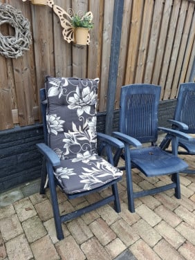 3 x kunstof tuinstoelen met kussens