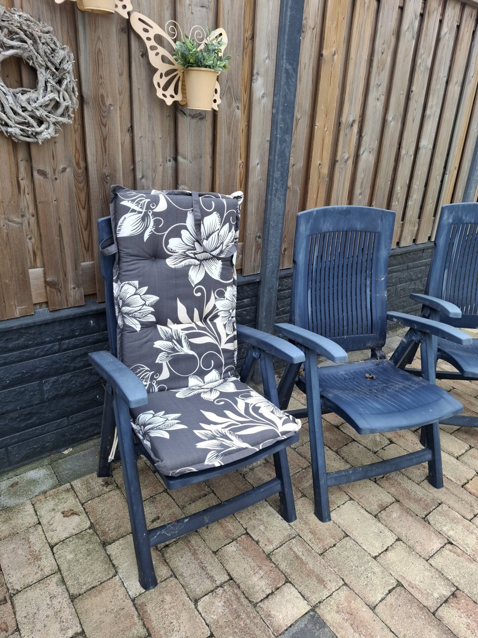 3 x kunstof tuinstoelen met kussens