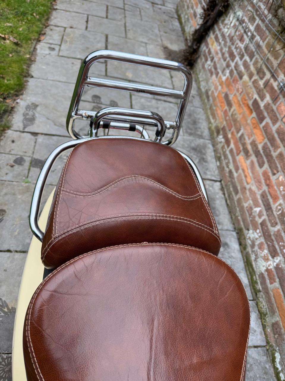 Hele mooie Vespa Piaggio c38, bruin lederen zadel uit 2010