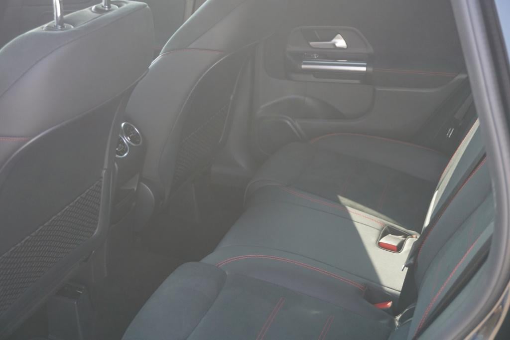Mercedes-Benz B-Klasse 180 business solution amg l trekhaak l mbux l stoelv