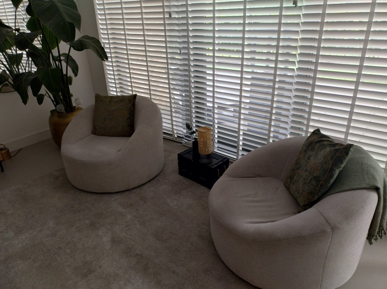 Fauteuil Anna gestoffeerd rond naturel