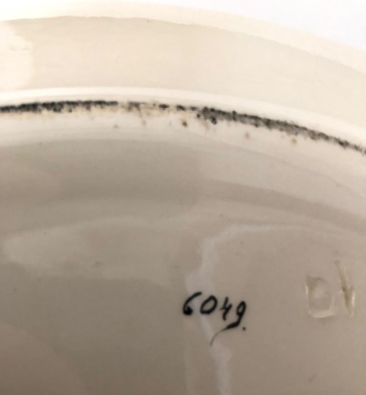 Mooie brocante lampet schaal met bloemenrand