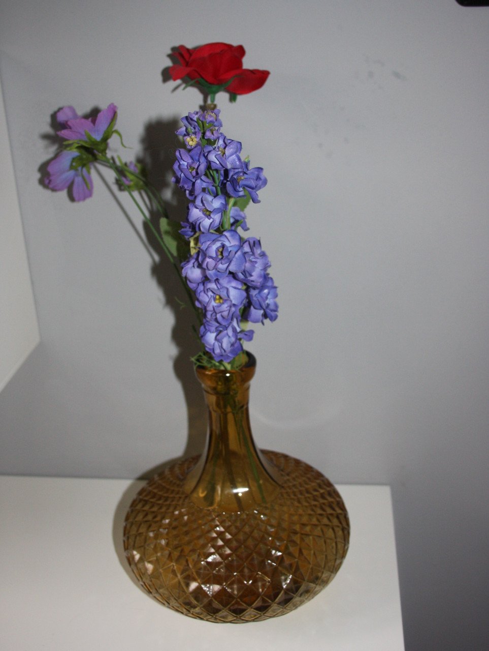 Verschillende design en vintage vaasjes en kandelaars