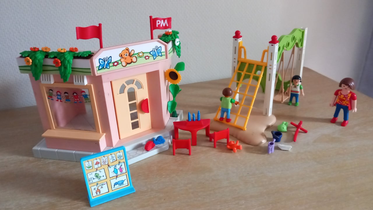 Playmobil schooltje met buitenspeelplaats setnr 5634