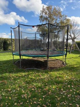 Berg trampoline 4.30 met vangnet en trap