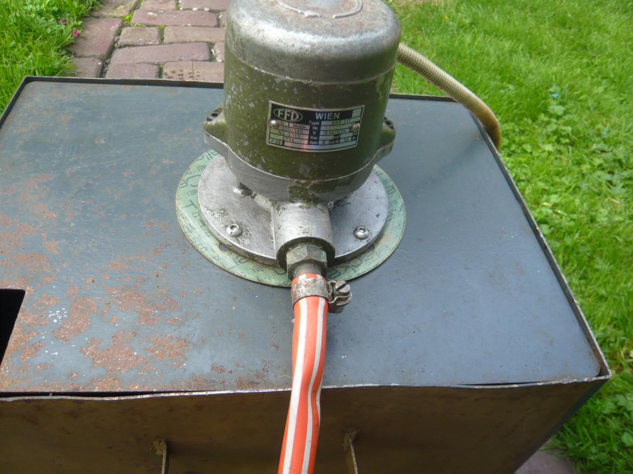 Koelvloeistofpomp op metalen reservoirbak
