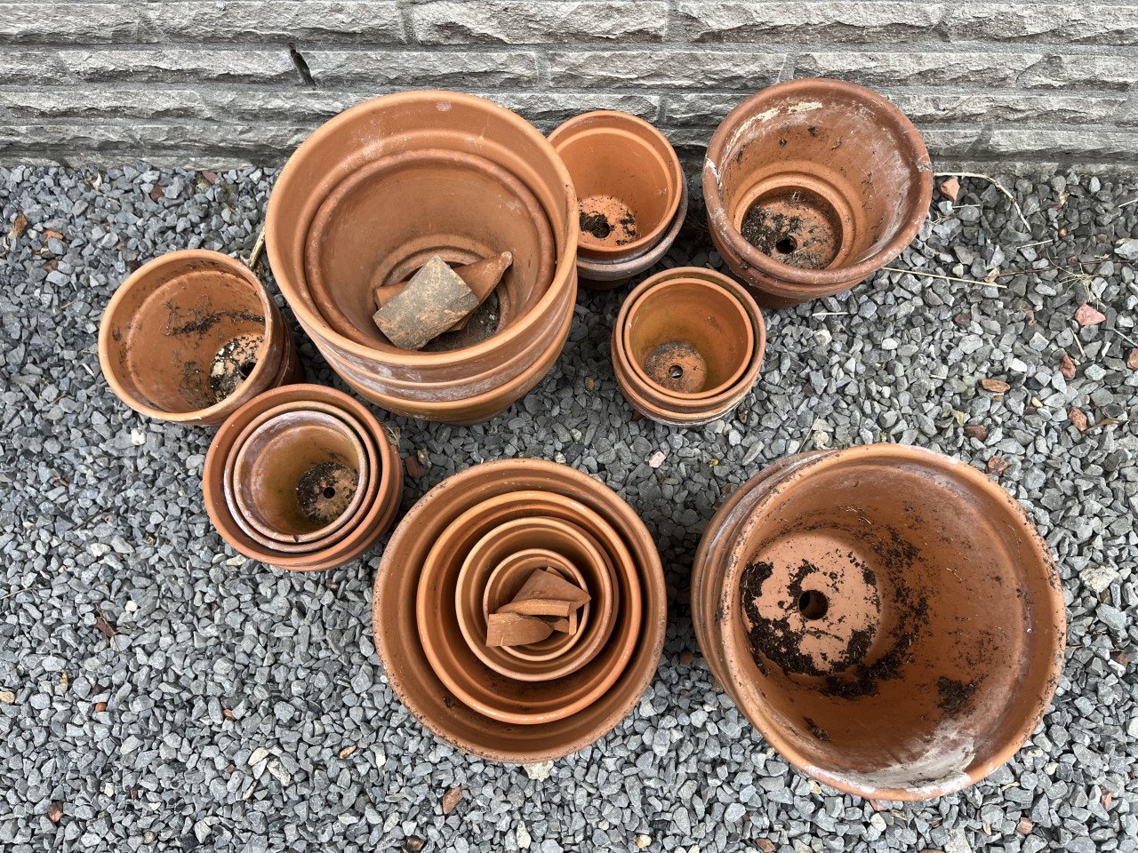 Partijtje bloempotten buiten