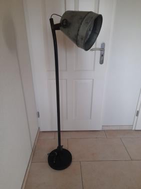Leuke metalen vloerlamp (in goede staat )  Industriele look!