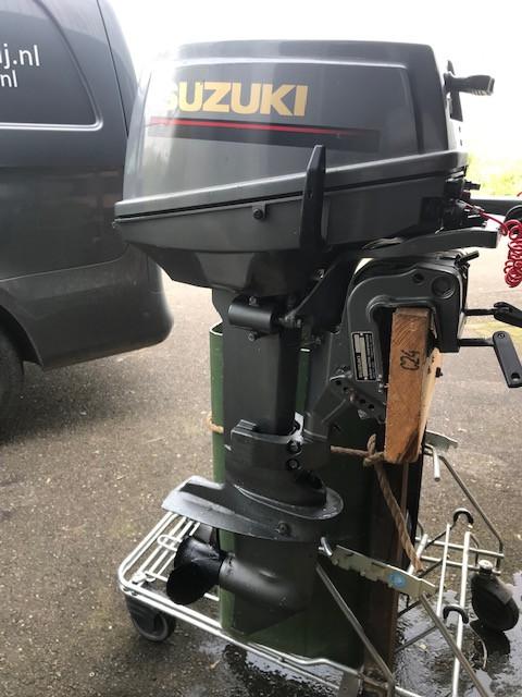 SUZUKI 9,9 EN TOHATSU 20 PK