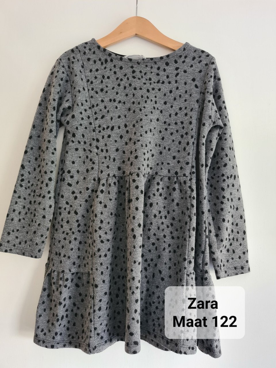 Grijs -zwarte bolletjes jurk van Zara Maat 122